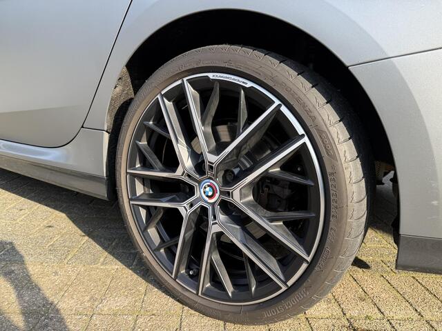 BMW 2-SERIE Gran Coupé 220i M-SPORT| BOMVOL! | HARMAN KARDON| PANO| FROZEN GREY| STOEL+ STUURVERWARMING| DEALER OH. | ORIGINEEL NEDERLANDS| KUIPSTOELEN| LEER | 19 INCH!