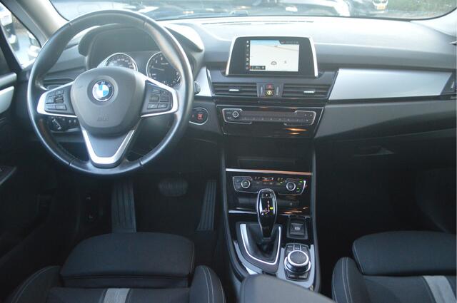 BMW 2-SERIE Active Tourer 220i Executive Automaat / Sportstoelen / LED / Cruise Control / PDC / Elek. achterklep / Navigatie
