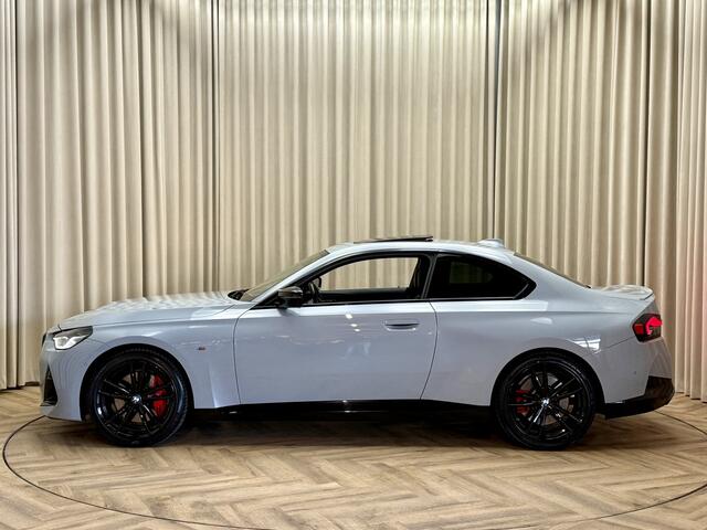 BMW 2-SERIE Coupé M240i xDrive *Brooklyn Grey* Schuif-/Kanteldak HUD / Harman/Kardon / Stuurverwarming / Keyless / Carplay / Camera / Leder / Cruise / 19'' LMV