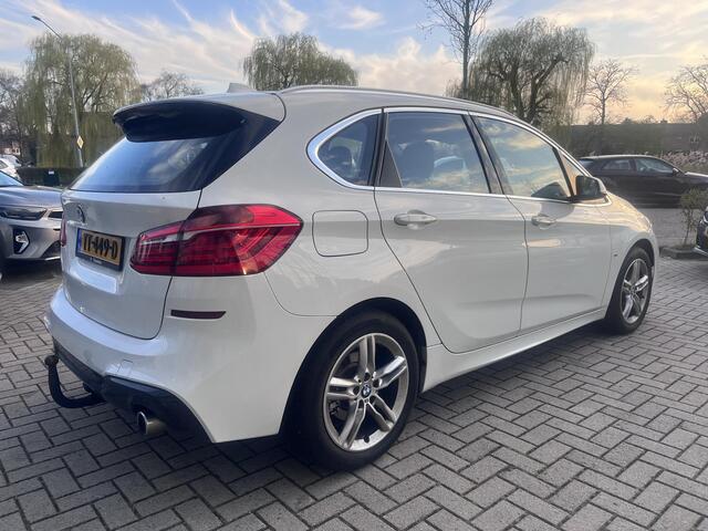 BMW 2-SERIE Active Tourer 220i High Executive Launch Edition Panorama dak|192 Pk| Trekhaak| Headup|Automaat| zeer nette auto!!