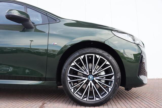 BMW 2-SERIE Active Tourer 225e xDrive | M Sportpakket / Trekhaak / Driving Assistant Professional / Head-up / Rondomzicht camera / Elektrische Stoelen met Memory & Massafunctie / Harman Kardon / 19 Inch
