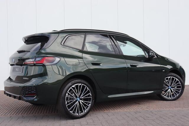 BMW 2-SERIE Active Tourer 225e xDrive | M Sportpakket / Trekhaak / Driving Assistant Professional / Head-up / Rondomzicht camera / Elektrische Stoelen met Memory & Massafunctie / Harman Kardon / 19 Inch
