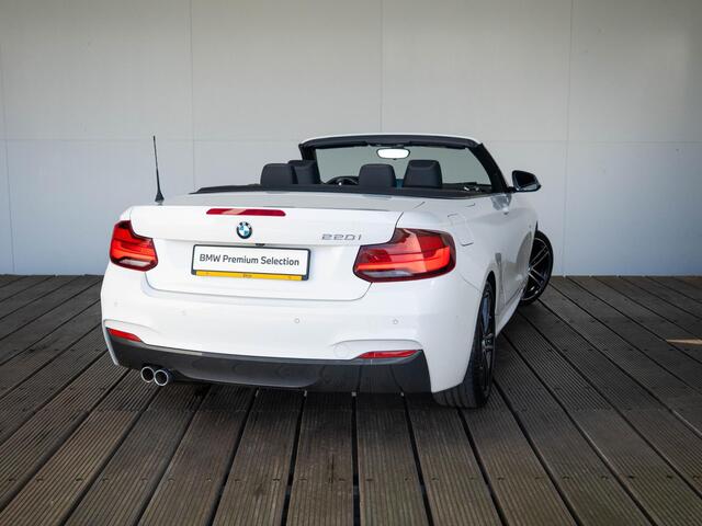 BMW 2-SERIE Cabrio 220i | High Executive | M Sportpakket | Stuurwielrand Verwarmd | Achteruitrijcamera | Stoelverwarming | Sportstoelen | 18''