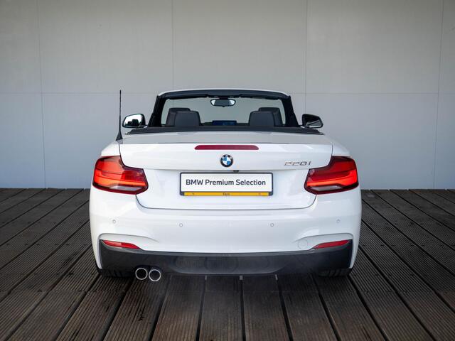 BMW 2-SERIE Cabrio 220i | High Executive | M Sportpakket | Stuurwielrand Verwarmd | Achteruitrijcamera | Stoelverwarming | Sportstoelen | 18''