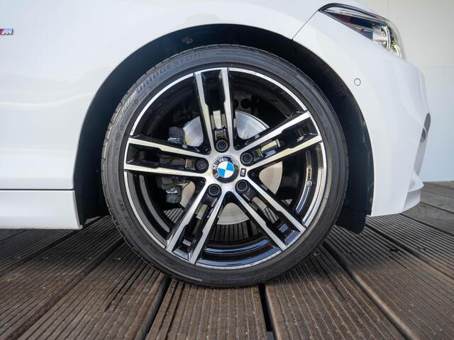 BMW 2-SERIE Cabrio 220i | High Executive | M Sportpakket | Stuurwielrand Verwarmd | Achteruitrijcamera | Stoelverwarming | Sportstoelen | 18''