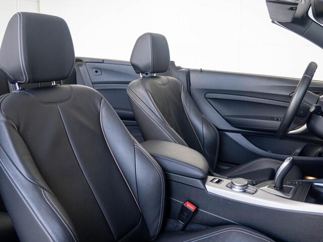 BMW 2-SERIE Cabrio 220i | High Executive | M Sportpakket | Stuurwielrand Verwarmd | Achteruitrijcamera | Stoelverwarming | Sportstoelen | 18''