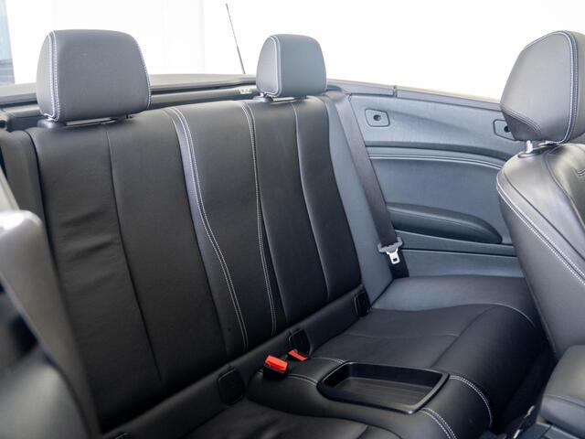 BMW 2-SERIE Cabrio 220i | High Executive | M Sportpakket | Stuurwielrand Verwarmd | Achteruitrijcamera | Stoelverwarming | Sportstoelen | 18''