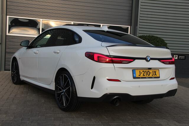 BMW 2-SERIE Gran Coupé 218i High Executive M-Sport | NL Auto | Panoramadak | Schaalstoelen | Camera | LED | Parking Pack | Sfeer | CarPlay | M Aerodynamicapakket | M sportonderstel | Sportstoelen | Navi | Cruise | LMV 19'' | Zeer nette