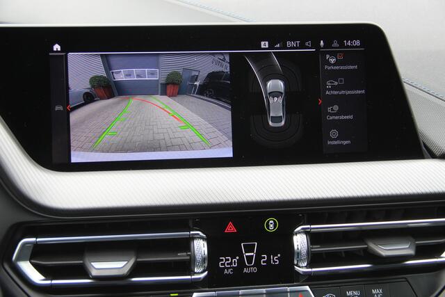 BMW 2-SERIE Gran Coupé 218i High Executive M-Sport | NL Auto | Panoramadak | Schaalstoelen | Camera | LED | Parking Pack | Sfeer | CarPlay | M Aerodynamicapakket | M sportonderstel | Sportstoelen | Navi | Cruise | LMV 19'' | Zeer nette