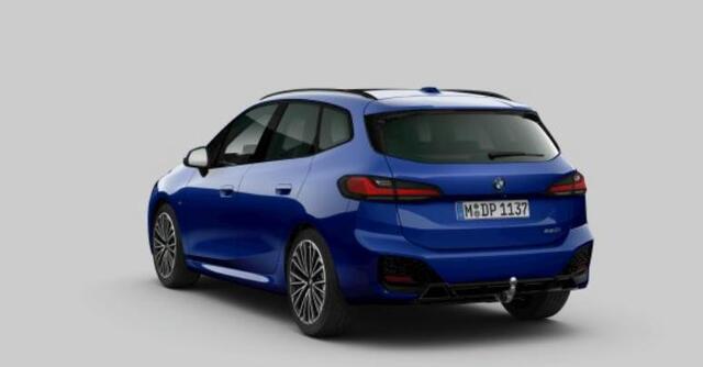 BMW 2-SERIE Active Tourer 220i M Sport - Trekhaak - Panoramadak - Driving Assistant Professional - Head up - Harman Kardon - Sportstoelen - INNOVATION PACK - Elektrisch verwarmde voorstoelen - Getinte Ruiten -