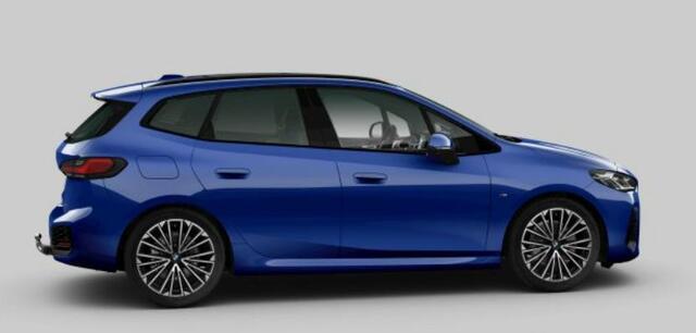 BMW 2-SERIE Active Tourer 220i M Sport - Trekhaak - Panoramadak - Driving Assistant Professional - Head up - Harman Kardon - Sportstoelen - INNOVATION PACK - Elektrisch verwarmde voorstoelen - Getinte Ruiten -