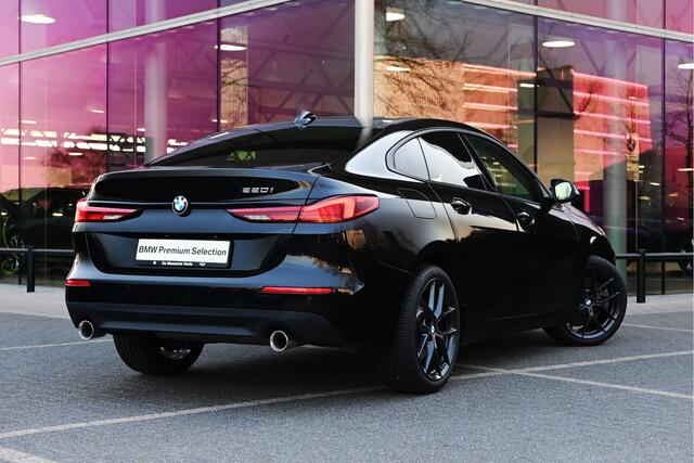 BMW 2-SERIE Gran Coupé 220i Executive Automaat / Navigatie / Adaptieve LED / Live Cockpit Professional / Cruise Control / Extra getint glas achter