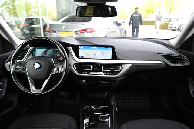 BMW 2-SERIE Gran Coupé 220i Executive Automaat / Navigatie / Adaptieve LED / Live Cockpit Professional / Cruise Control / Extra getint glas achter
