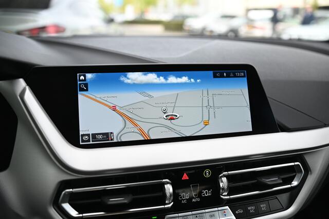 BMW 2-SERIE Gran Coupé 220i Executive Automaat / Navigatie / Adaptieve LED / Live Cockpit Professional / Cruise Control / Extra getint glas achter