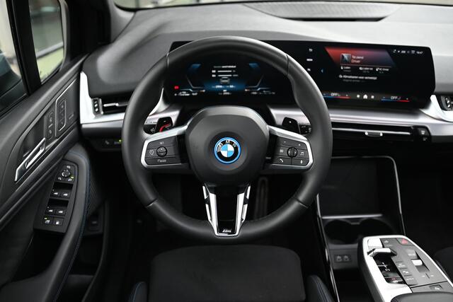 BMW 2-SERIE Active Tourer 230e xDrive M Sport Automaat / Trekhaak / Panoramadak / Sportstoelen / Achteruitrijcamera / Harman-Kardon / Stoelverwarming