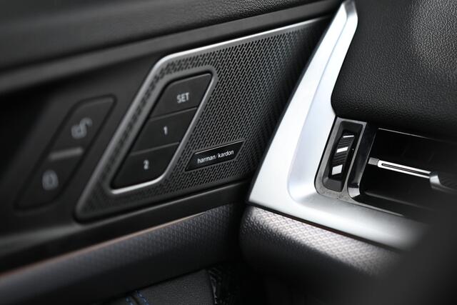 BMW 2-SERIE Active Tourer 230e xDrive M Sport Automaat / Trekhaak / Panoramadak / Sportstoelen / Achteruitrijcamera / Harman-Kardon / Stoelverwarming