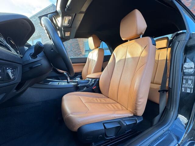 BMW 2-SERIE Cabrio 218iA LUXURY ** LED, LEDER, APPLE/ANDROID, HiFi, 18-inch LMV, 2-zone AIRCO ** 2e EIG - Slechts 58.638km ** ** INFORMEER OOK NAAR ONZE AANTREKKELIJKE FINANCIAL-LEASE TARIEVEN **