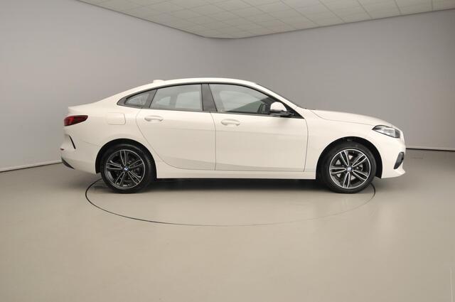 BMW 2-SERIE Gran Coupe 218i | LED | Navigatie | Sportstoelen | Trekhaak | DAB | Hifi speakers | Alu 17 inch