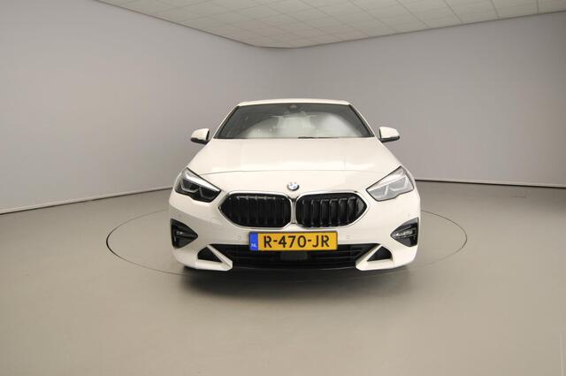 BMW 2-SERIE Gran Coupe 218i | LED | Navigatie | Sportstoelen | Trekhaak | DAB | Hifi speakers | Alu 17 inch