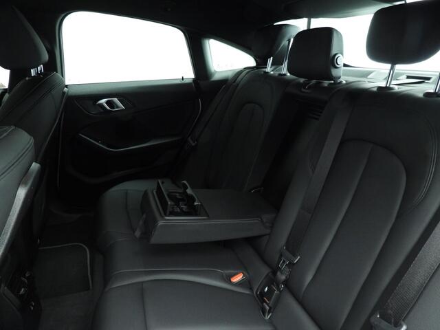 BMW 2-SERIE Gran Coupe 218i | LED | Navigatie | Sportstoelen | Trekhaak | DAB | Hifi speakers | Alu 17 inch