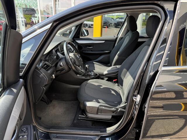 BMW 2-SERIE Active Tourer 216i Centennial Executive , NL-Auto, Navigatie, Climate Control, Cruise Control, Parkeersensoren, Lichtmetalen velgen, Regen - licht sensor