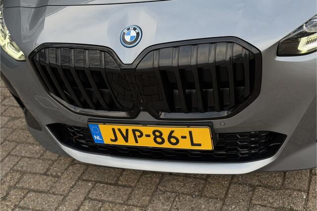 BMW 2-SERIE Act.Tourer 230e xDrive 326 PK M-Sport | Panodak | Head-up | Memory | Harman Kardon | Comfort Access