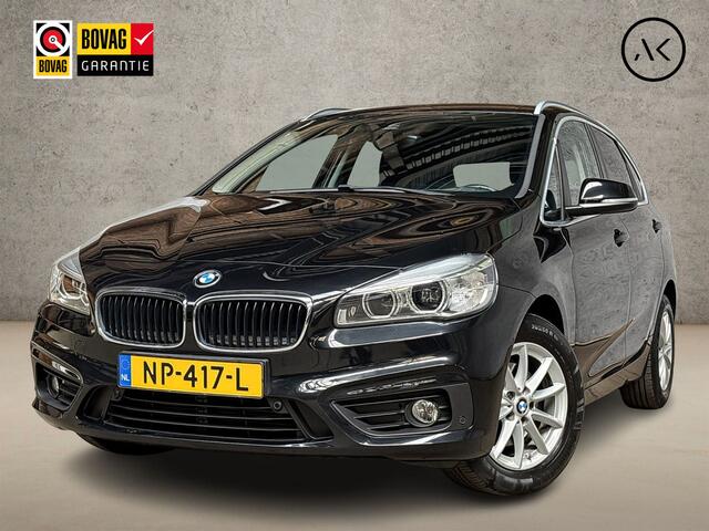 BMW 2-SERIE Active Tourer 218i High Executive Automaat (GROOT NAVI, HEAD-UP DISPLAY, CLIMATE, LEDER, STOELVERWARMING, CAMERA, SPORTSTOELEN, GETINT GLAS, CRUISE, NIEUWE APK, NIEUWSTAAT)