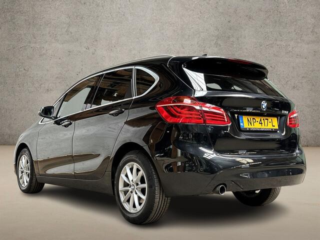 BMW 2-SERIE Active Tourer 218i High Executive Automaat (GROOT NAVI, HEAD-UP DISPLAY, CLIMATE, LEDER, STOELVERWARMING, CAMERA, SPORTSTOELEN, GETINT GLAS, CRUISE, NIEUWE APK, NIEUWSTAAT)