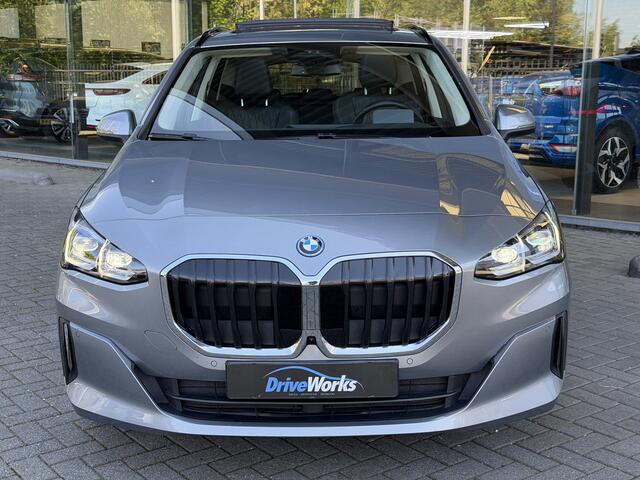 BMW 2-SERIE Active Tourer 225e xDrive | Pano | Luxery | HUD | Innovation pack | Live cockpit pro | Driving Assistant Plus -Cruise control adaptief met stop&go, file assistent-grootlichtassistent-rijstrooksensor- Interesse in een bezichtiging of proefrit, bel of app m