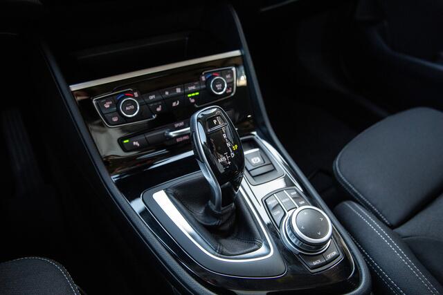 BMW 2-SERIE Active Tourer 218i High Executive , Trekhaak, Navigatie, Stoelverwarming,
