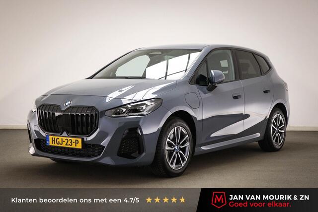 BMW 2-SERIE Active Tourer 225e xDrive | Individual Storm Bay metallic | PREMIUM PACK | STUURVERWARMING | DRAADLOZE LADER | CAMERA