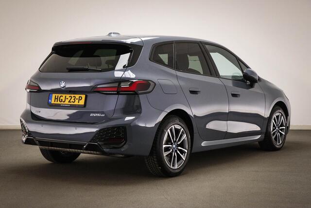 BMW 2-SERIE Active Tourer 225e xDrive | Individual Storm Bay metallic | PREMIUM PACK | STUURVERWARMING | DRAADLOZE LADER | CAMERA