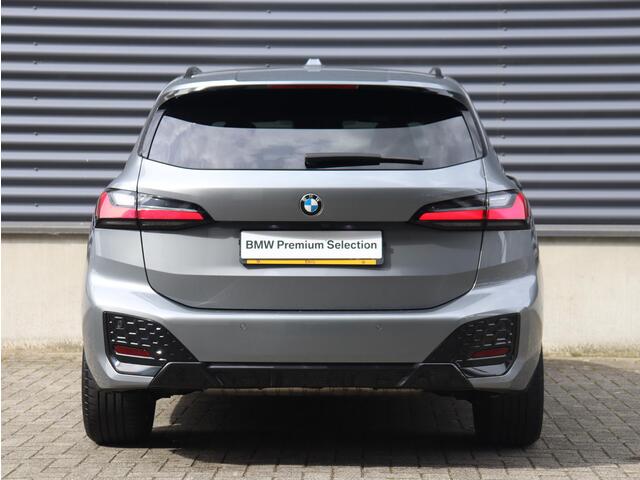 BMW 2-SERIE Active Tourer 220i | M Sportpakket | Panodak | Trekhaak | Head-Up | Harman Kardon | Comfort Access | Parking Assistant Plus | 18'' LMV