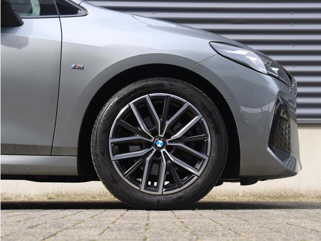 BMW 2-SERIE Active Tourer 220i | M Sportpakket | Panodak | Trekhaak | Head-Up | Harman Kardon | Comfort Access | Parking Assistant Plus | 18'' LMV