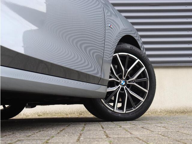 BMW 2-SERIE Active Tourer 220i | M Sportpakket | Panodak | Trekhaak | Head-Up | Harman Kardon | Comfort Access | Parking Assistant Plus | 18'' LMV