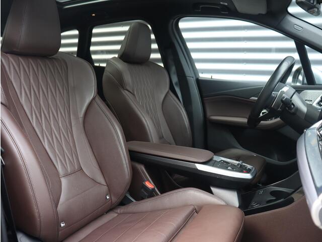 BMW 2-SERIE Active Tourer 220i | M Sportpakket | Panodak | Trekhaak | Head-Up | Harman Kardon | Comfort Access | Parking Assistant Plus | 18'' LMV
