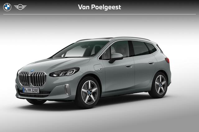 BMW 2-SERIE Active Tourer 225e xDrive | Luxury-Line | Trekhaak | Travel Pack | Panoramadak | Stuurwielverwarming |