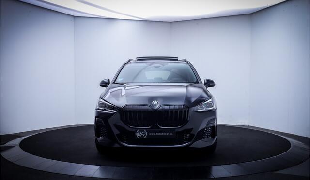 BMW 2-SERIE Active Tourer 218iA M-SPORT INNOVATION PANO | HARMAN KARDON | MEMORY | HEAD UP | STUUR+STOELVERW | 360 CAM | MASSAGE | ELEK TREKHAAK | LMV