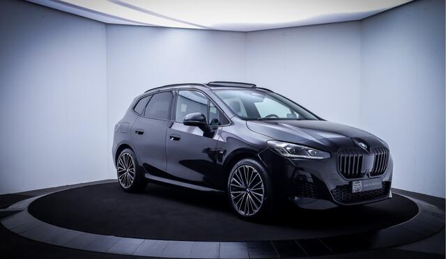 BMW 2-SERIE Active Tourer 218iA M-SPORT INNOVATION PANO | HARMAN KARDON | MEMORY | HEAD UP | STUUR+STOELVERW | 360 CAM | MASSAGE | ELEK TREKHAAK | LMV
