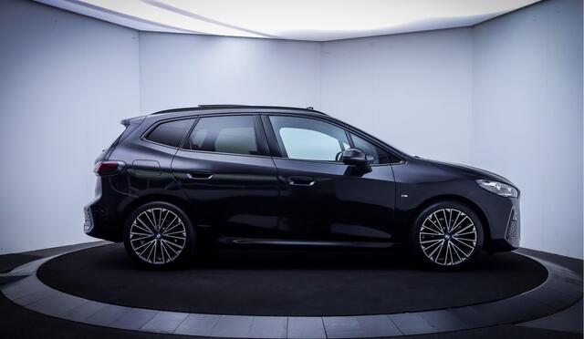 BMW 2-SERIE Active Tourer 218iA M-SPORT INNOVATION PANO | HARMAN KARDON | MEMORY | HEAD UP | STUUR+STOELVERW | 360 CAM | MASSAGE | ELEK TREKHAAK | LMV
