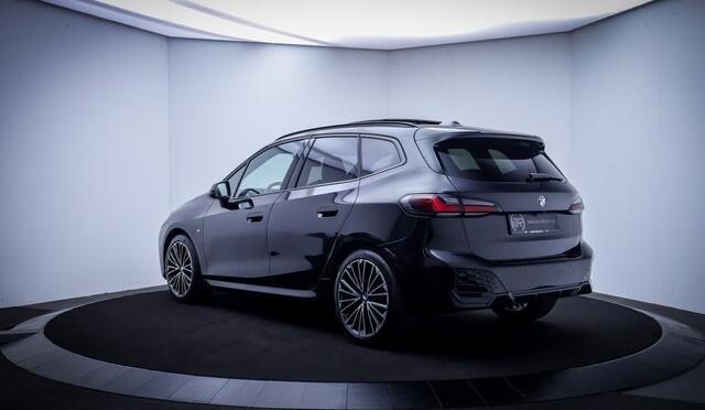 BMW 2-SERIE Active Tourer 218iA M-SPORT INNOVATION PANO | HARMAN KARDON | MEMORY | HEAD UP | STUUR+STOELVERW | 360 CAM | MASSAGE | ELEK TREKHAAK | LMV