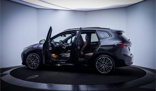 BMW 2-SERIE Active Tourer 218iA M-SPORT INNOVATION PANO | HARMAN KARDON | MEMORY | HEAD UP | STUUR+STOELVERW | 360 CAM | MASSAGE | ELEK TREKHAAK | LMV