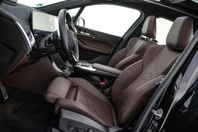 BMW 2-SERIE Active Tourer 218iA M-SPORT INNOVATION PANO | HARMAN KARDON | MEMORY | HEAD UP | STUUR+STOELVERW | 360 CAM | MASSAGE | ELEK TREKHAAK | LMV