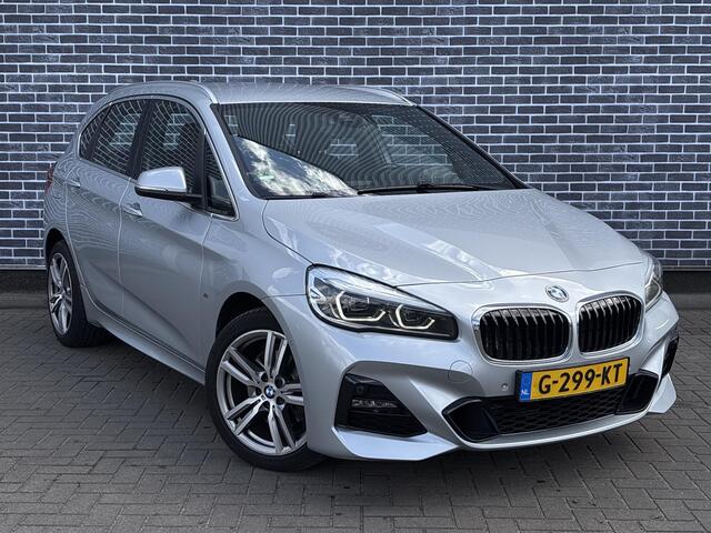 BMW 2-SERIE Active Tourer 220i High Executive | M-Sport | Head-up Display | Achteruitrijcamera | Elektrisch Verstelbare Voorstoelen | Trekhaak | Lederen Bekleding | Navigatie | Elektrische Achterklep | Lichtmetalen Velgen 18 inch | Stoelverwarming
