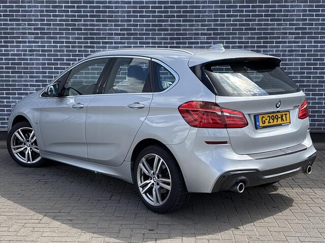 BMW 2-SERIE Active Tourer 220i High Executive | M-Sport | Head-up Display | Achteruitrijcamera | Elektrisch Verstelbare Voorstoelen | Trekhaak | Lederen Bekleding | Navigatie | Elektrische Achterklep | Lichtmetalen Velgen 18 inch | Stoelverwarming