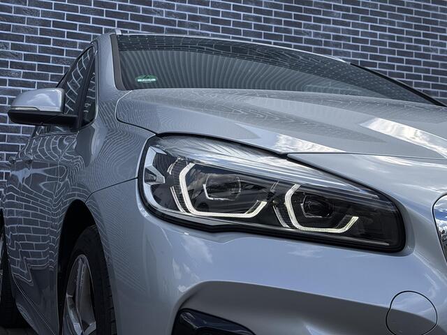 BMW 2-SERIE Active Tourer 220i High Executive | M-Sport | Head-up Display | Achteruitrijcamera | Elektrisch Verstelbare Voorstoelen | Trekhaak | Lederen Bekleding | Navigatie | Elektrische Achterklep | Lichtmetalen Velgen 18 inch | Stoelverwarming