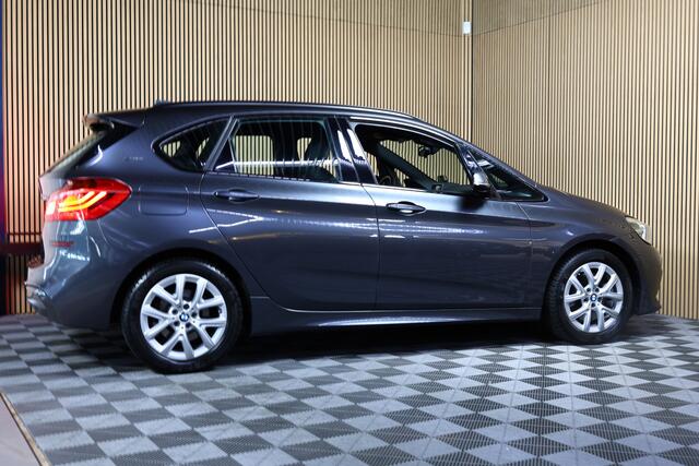 BMW 2-SERIE Active Tourer 225xe PLUGIN HYBR M SPORT High Executive GROTE NAVI HEADUP PDC CRUISE STOELVW "18