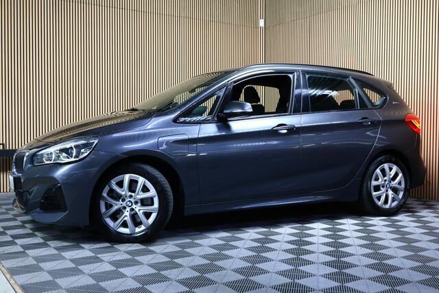 BMW 2-SERIE Active Tourer 225xe PLUGIN HYBR M SPORT High Executive GROTE NAVI HEADUP PDC CRUISE STOELVW "18