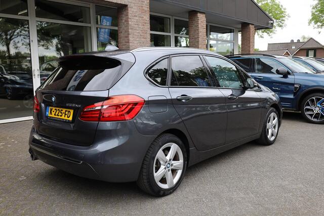 BMW 2-SERIE Active Tourer 225xe iPerformance High Executive CAMERA HUD MEMORY LEER NAVI 2xPDC LMV CRUISE LED STOELVERWARMING 2xELECTRISCH-VERSTELBAAR ZEER-NETJES!!