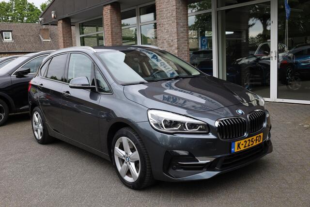 BMW 2-SERIE Active Tourer 225xe iPerformance High Executive CAMERA HUD MEMORY LEER NAVI 2xPDC LMV CRUISE LED STOELVERWARMING 2xELECTRISCH-VERSTELBAAR ZEER-NETJES!!